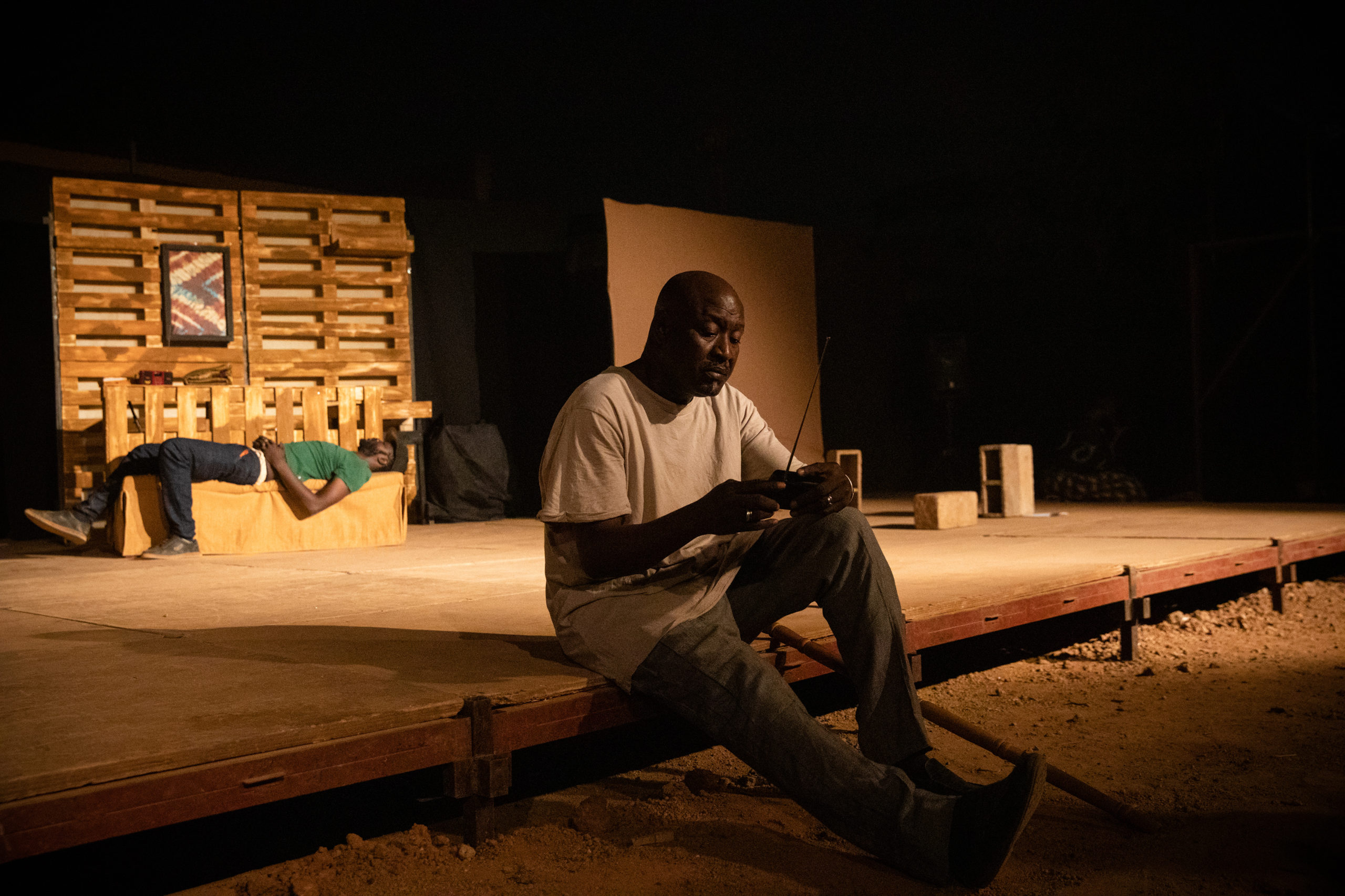 Alain Hema dans ``Terre Ceinte`` de Mohamed Mbougar Sarr, adapté et mis en scène par Aristide Tarnagda.